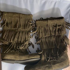 Minnetonka Fringe Boots Size 8!